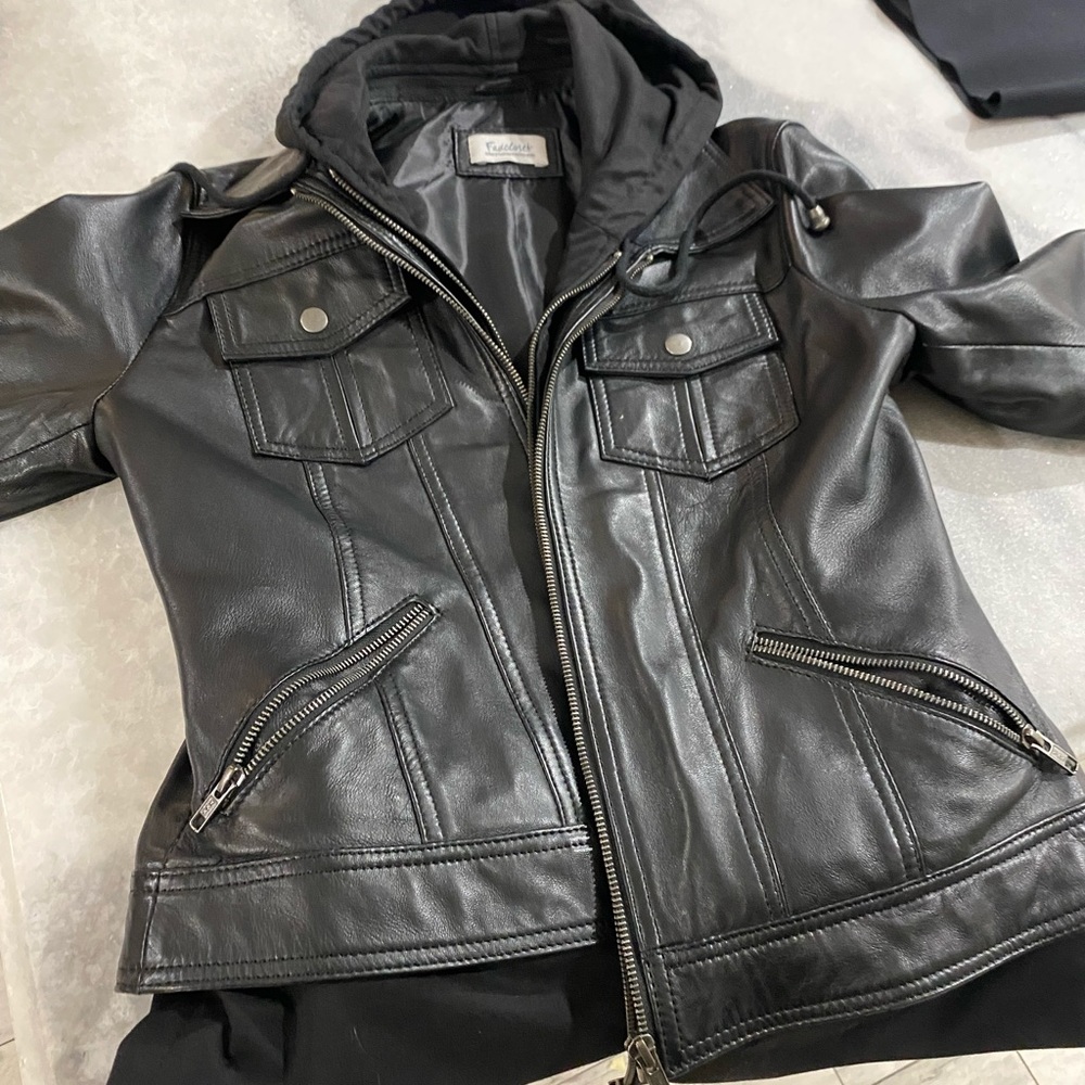 Leather jacket - Picture 2 of 8